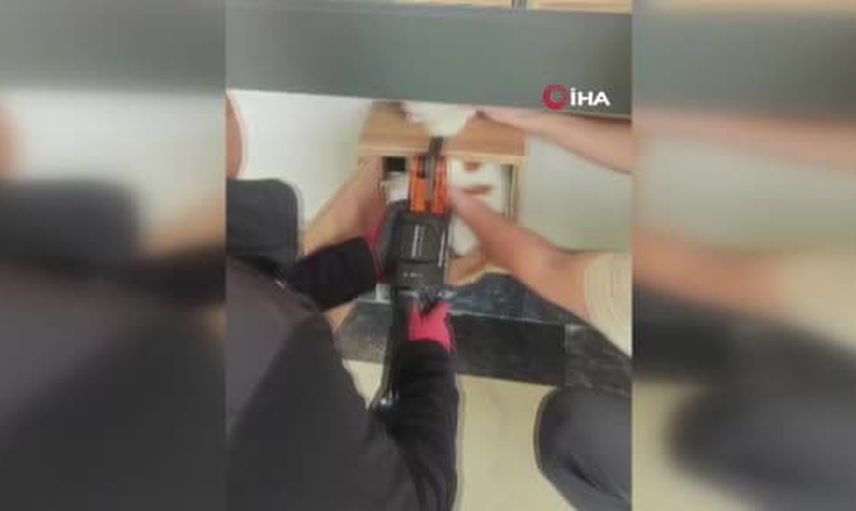 Dar boşlukta umut: posta kutusuna sıkışan kedi Battalgazi'de kurtarıldı