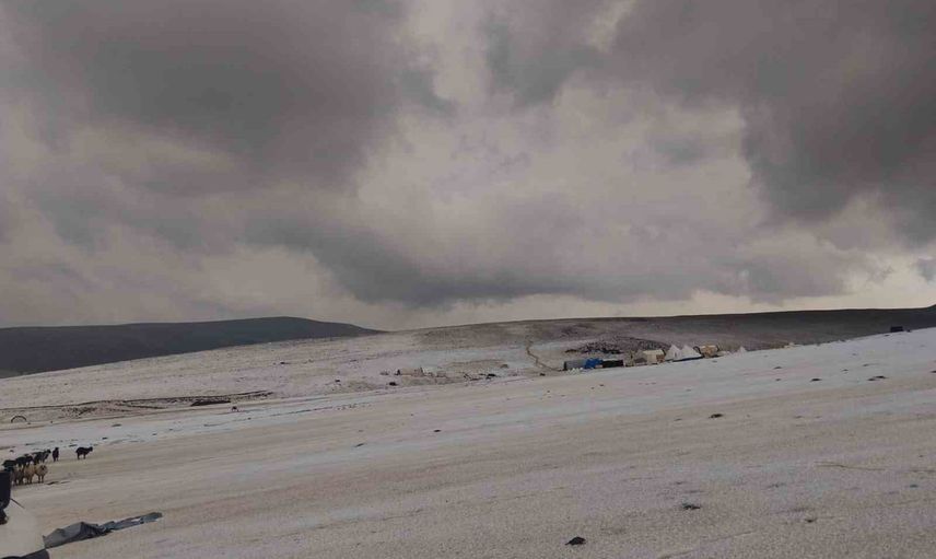 Erzincan yaylalarında dolu ve sağanak üreticileri zor durumda bıraktı