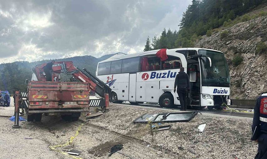 Ağlasun'da devrilen otobüste bir kişi yaşamını yitirdi
