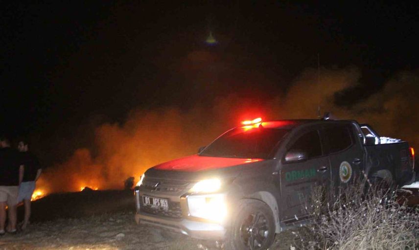 Rüzgarlı Tepe'de deprem molozları alev aldı, yangın kontrol altına alındı