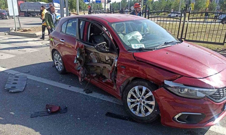 Gündoğdu kavşağında çarpışma: beş kişi yaralandı