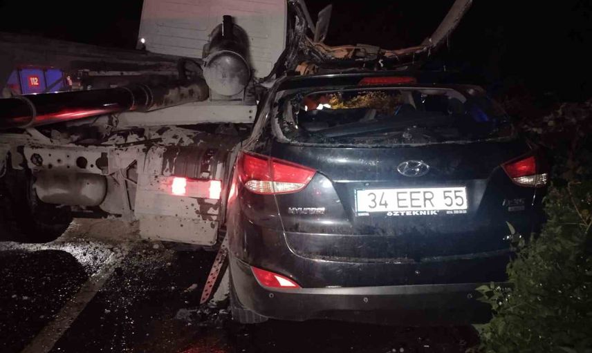 Beykoz'da bankete çarpan hafriyat kamyonu karşı şeride atladı: otomobil sıkıştı