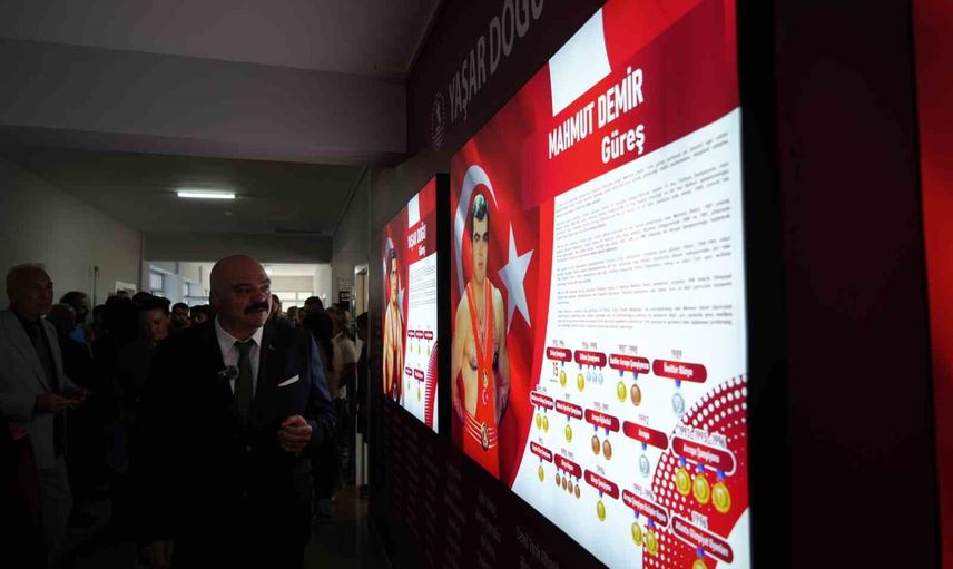 OMÜ'de Onur Duvarı ile milli spor efsaneleri gençlerle buluştu