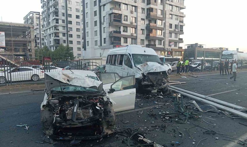 Diyarbakır'da bariyerleri aşan minibüsün zincirleme çarpışması: 3 yaralı