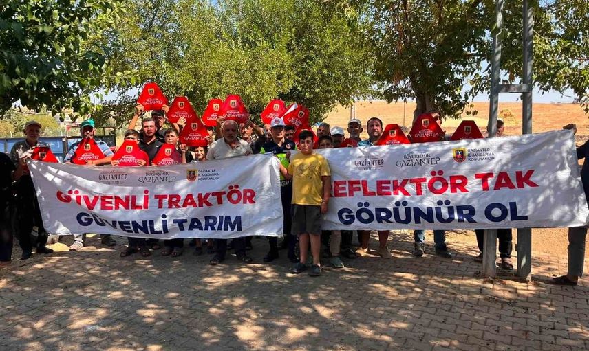 Traktörlerin gece yolculuğuna dikkat: Gaziantep'te jandarma 361 sürücüye eğitim verdi