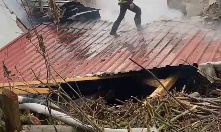 Tek katlı ev alevlere teslim oldu, ev sahibi camdan atlayarak kurtuldu