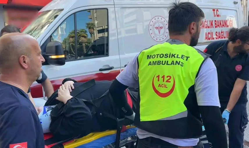 Samsun'da yolun karşısına geçmeye çalışırken otomobil çarpan anneanne ve torunu yaralandı