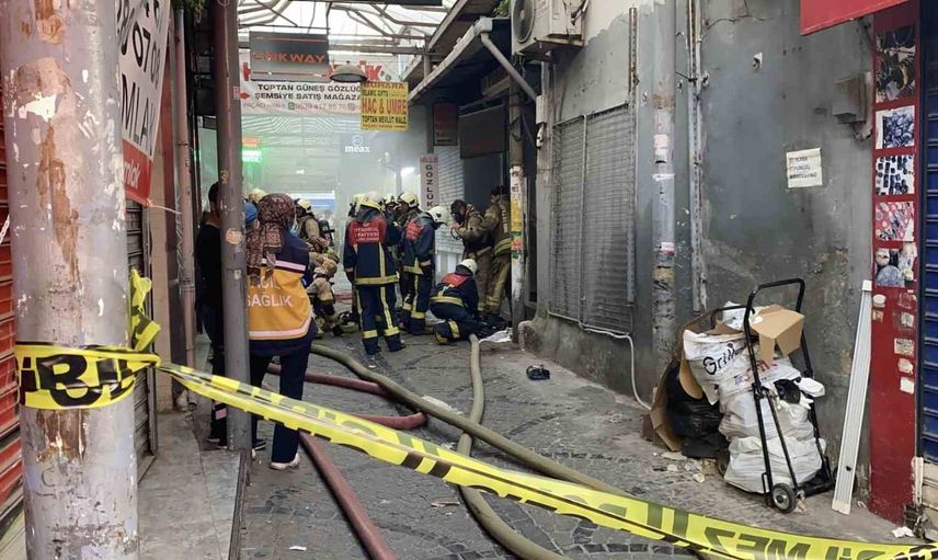 Eminönü Paçacı Han'da telefon kılıfı yangını, esnaf itfaiyeye su ve ayranla yardım etti