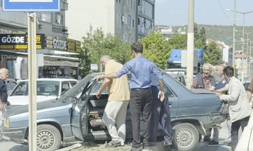 boyabat merkezinde otomobil refüje çıkarak durdu