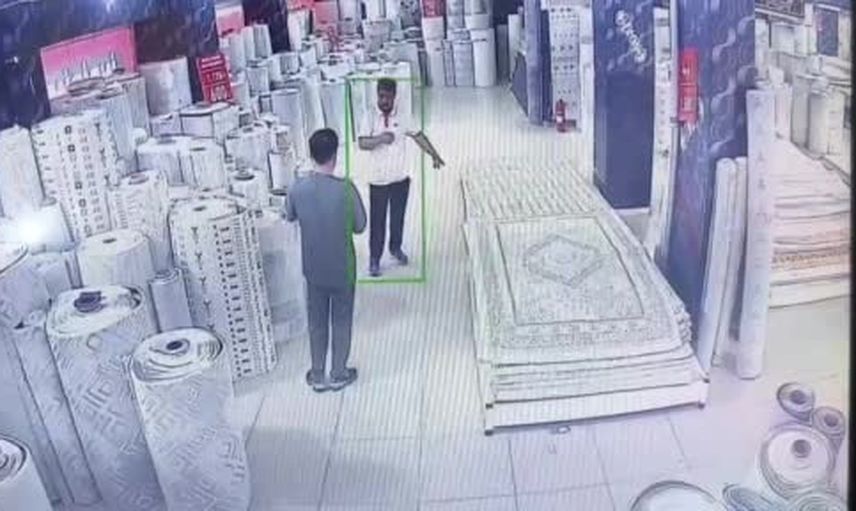 Van'da halayla başlayan pazarlık mağazayı gülümsetti