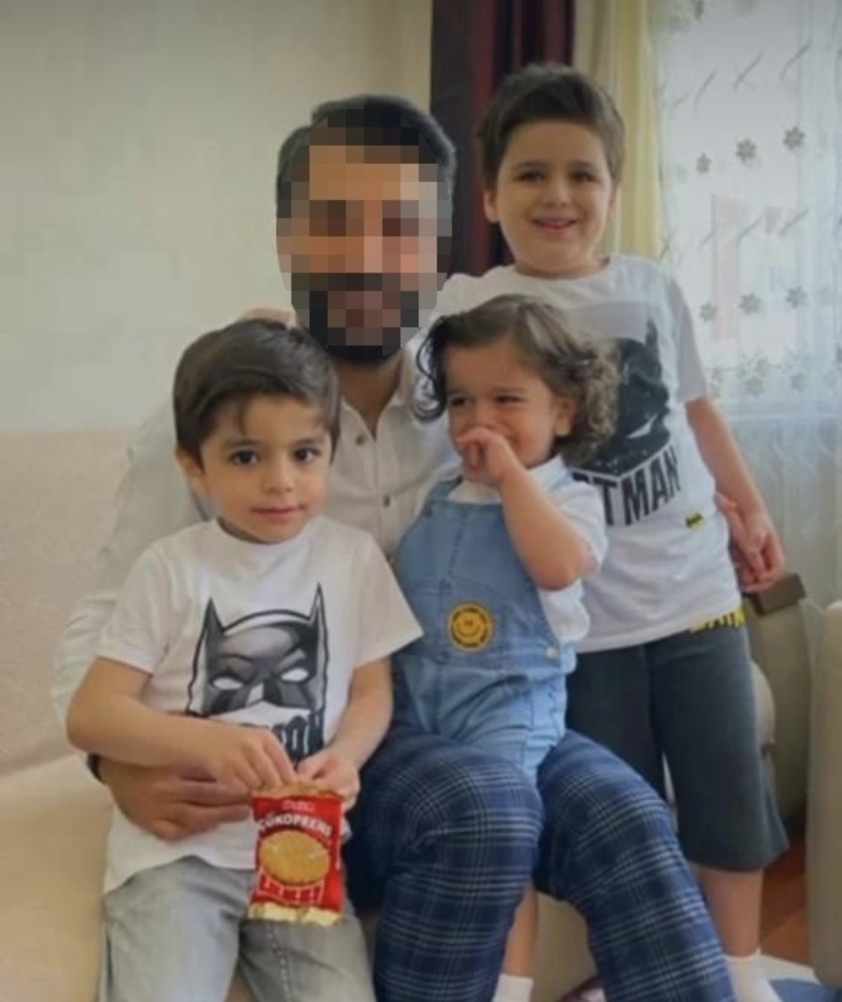 Eşini ve çocuklarını öldüren şahsın yatak odasından çıktı