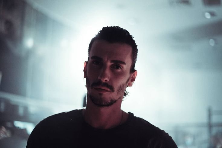 Yabani'nin Yıldız Oyuncusu: Bertan Asllani Kimdir? Müzikten Oyunculuğa Çok Yönlü Bir Sanatçı