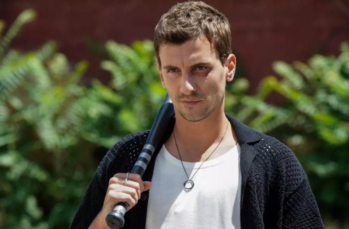 Yabani'nin Yıldız Oyuncusu: Bertan Asllani Kimdir? Müzikten Oyunculuğa Çok Yönlü Bir Sanatçı