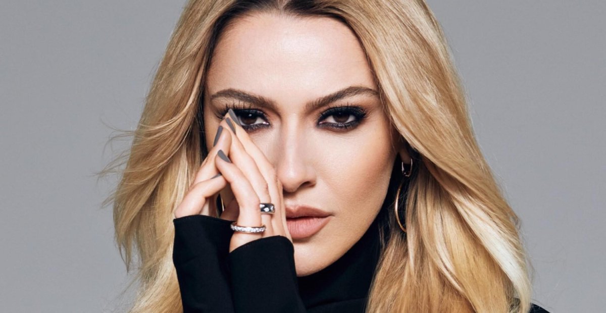 Hadise: Sahnede Fırlattığım Yüzük O Değildi