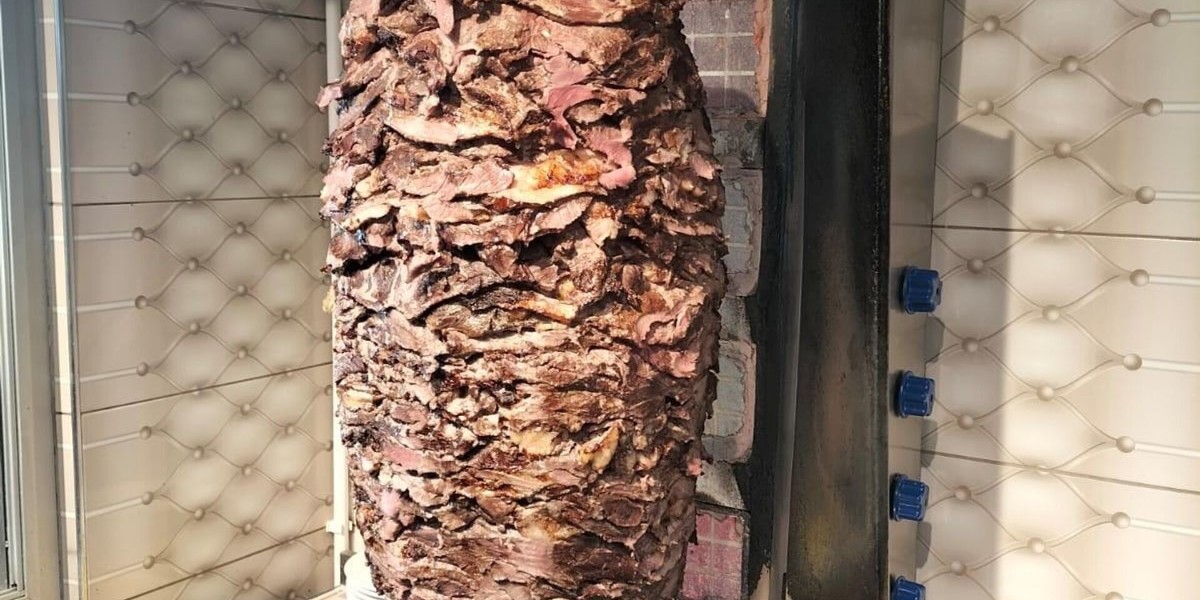 Kaymakam Meral, 2 misafiriyle birlikte restorana giderek cağ döner siparişi v