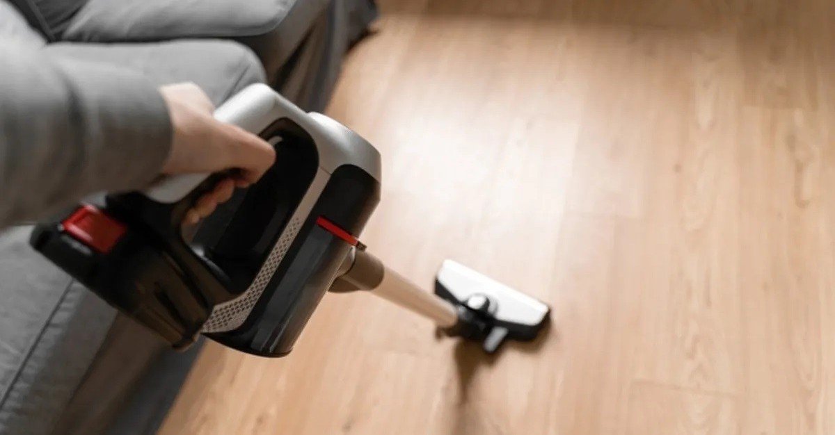 Elektrik süpürgesini canavara çeviren yöntem! Bunu yapınca tüm tozu kırıntıyı vakum gibi çekiyor