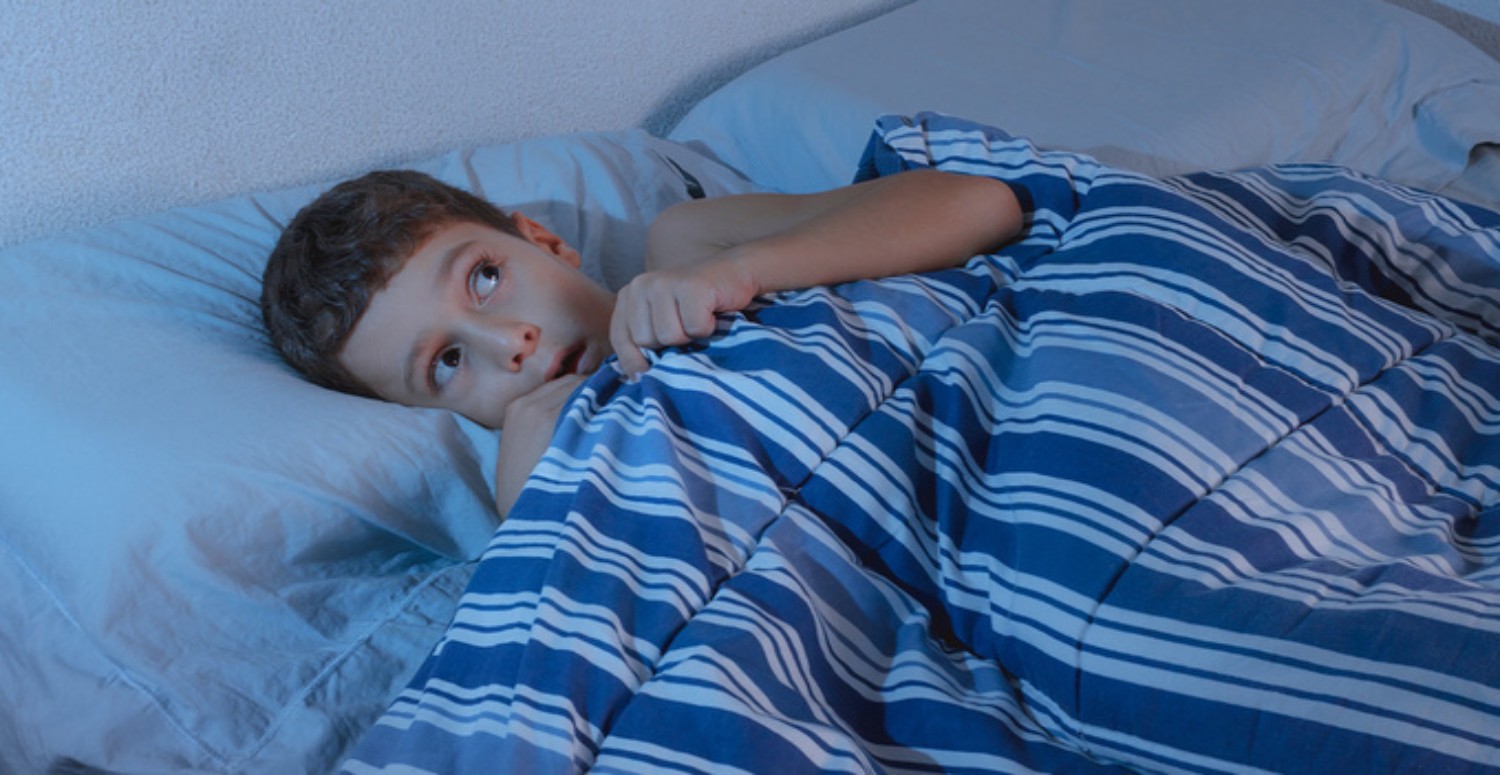 geceleri uyuyan çocuk görseli