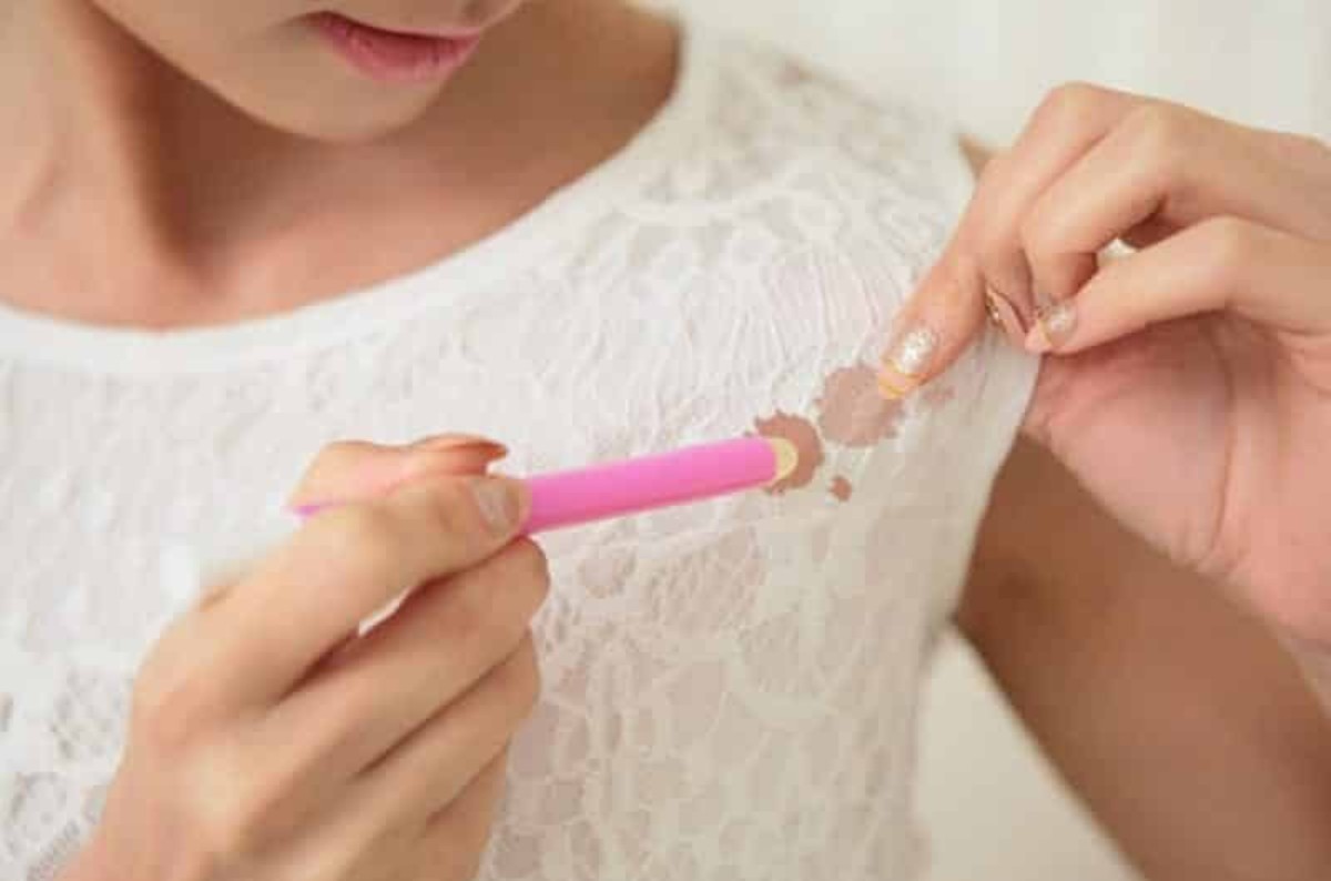 Giysilere bulaşan fondöten lekesini çıkarma yöntemleri