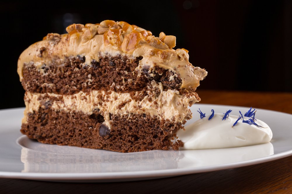 Evde Snickers Pasta Yapmak İsteyenlere: Çikolata, Yerfıstığı ve Karamel Soslu Pasta Tarifi