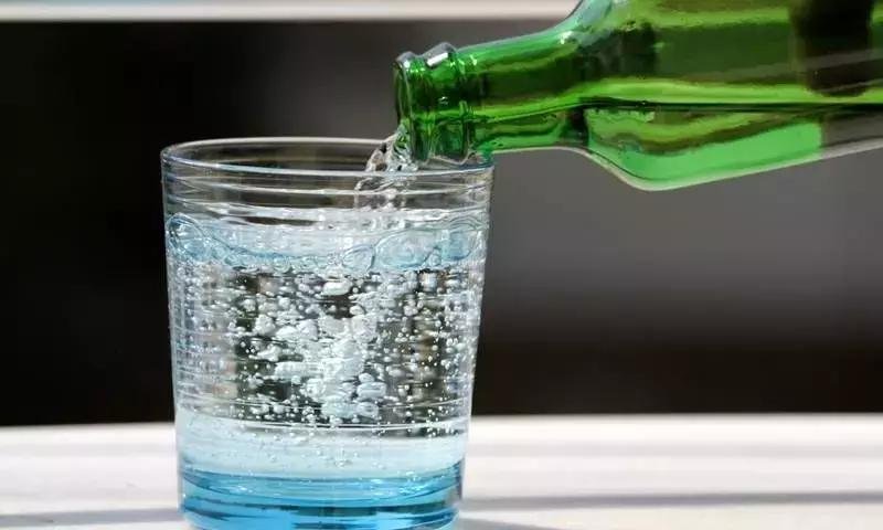 Her gün bir şişe maden suyu içerseniz vücut'ta neler olur?