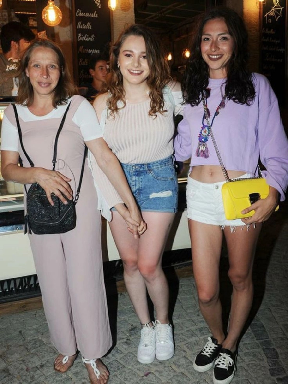 Miray Daner'in annesi güzelliğiyle baş döndürdü