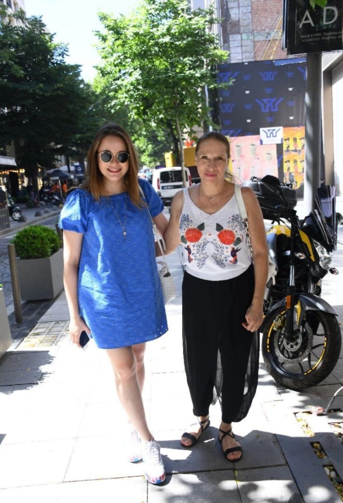 Miray Daner'in annesi güzelliğiyle baş döndürdü