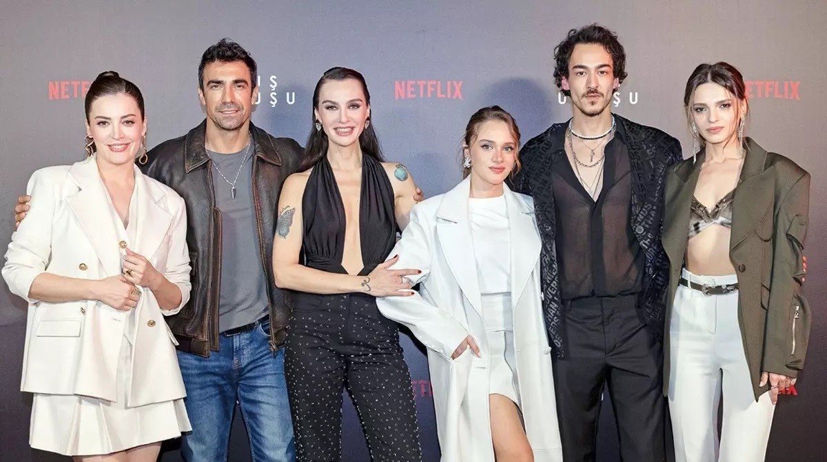 Miray Daner'in annesi güzelliğiyle baş döndürdü