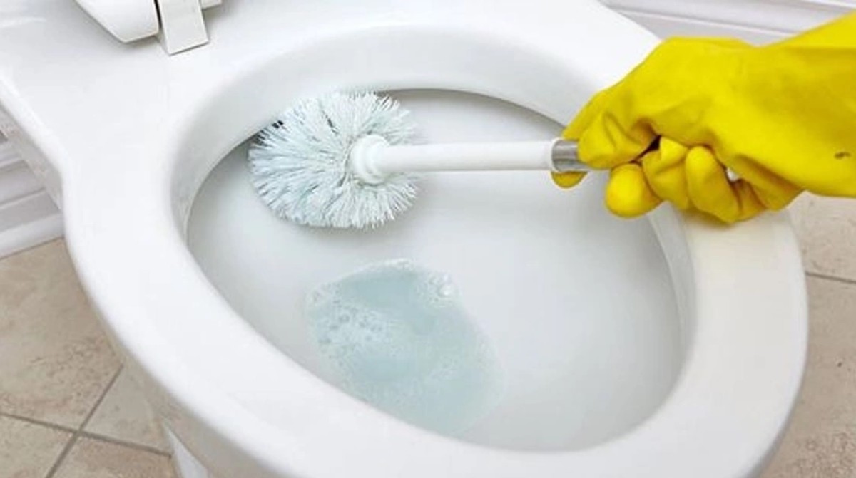 Bu püf noktası klozetteki çamaşır suyuyla geçmeyen lekeleri bile çıkarıyor