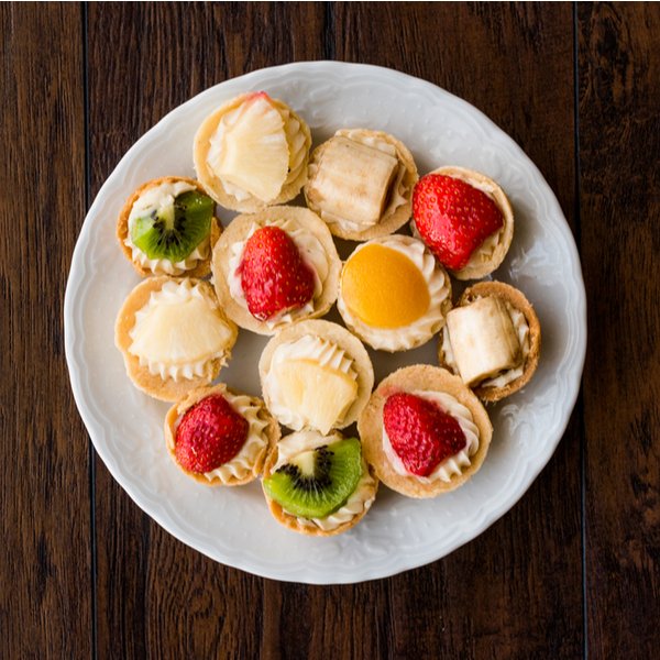 Pastane usulü Tartolet tarifi: Krema ve meyve ile hazırlanan davet sofralarınızın yıldızı olacak bir tatlı!