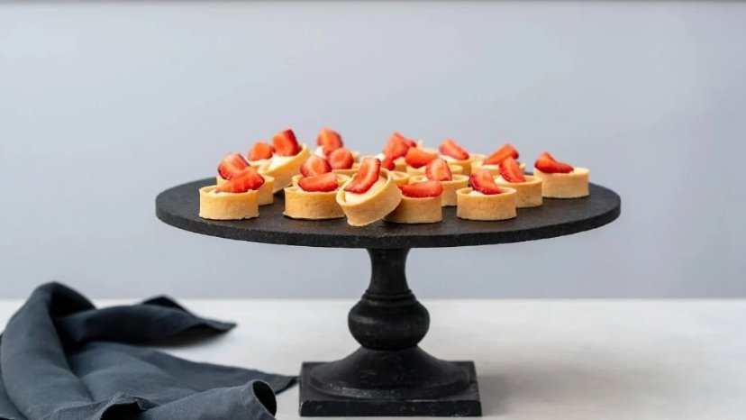 Pastane usulü Tartolet tarifi: Krema ve meyve ile hazırlanan davet sofralarınızın yıldızı olacak bir tatlı!