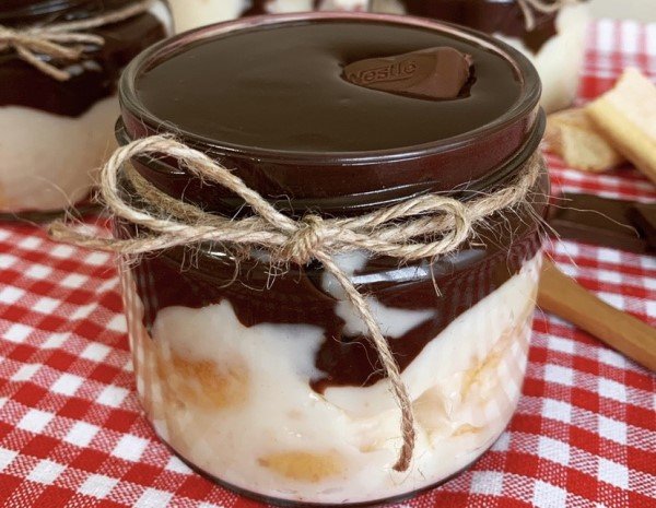 Yalancı Profiterol nasıl yapılır? Kedi dili bisküvi, muhallebi ve çikolata sosu ile harika bir lezzet