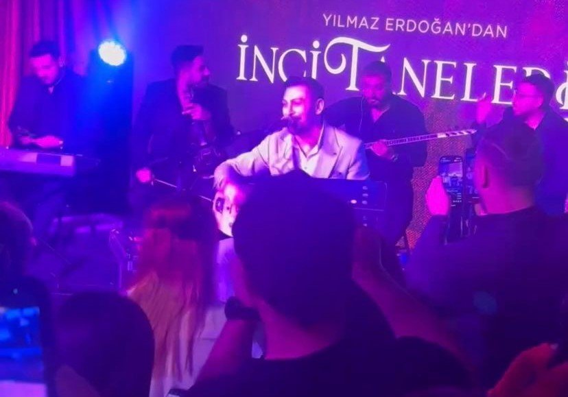 Yılmaz Erdoğan İnci Taneleri Dizisinin ilk bölümünü dizi ekibi ile birlikte izledi! İşte dizi ekibinin eğlenceli anları