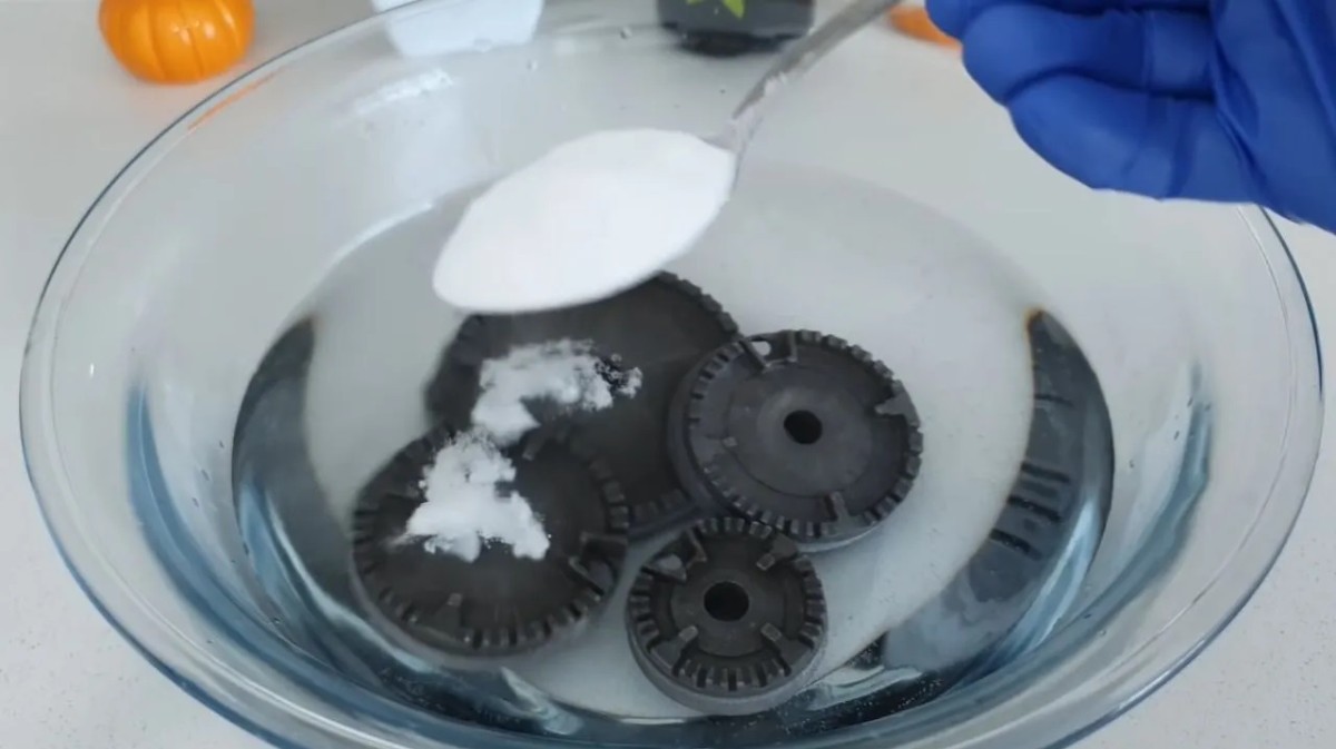 Kararan gözlerini temizleme