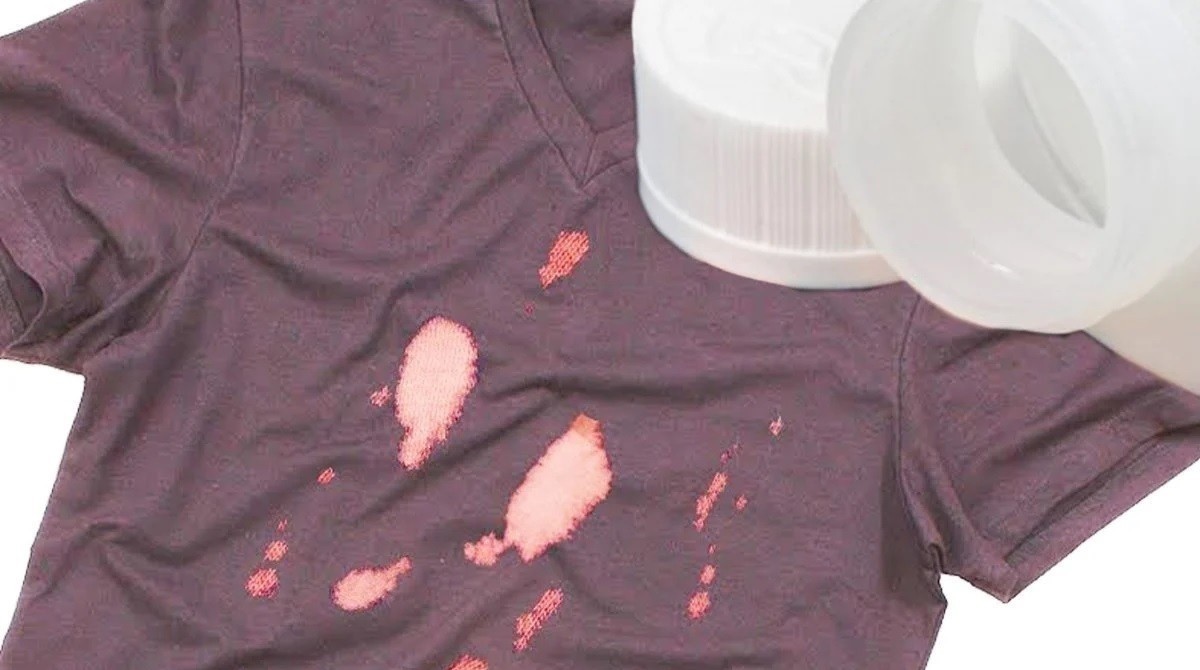 Çamaşır suyu lekelerini kıyafetlerden nasıl çıkarırım