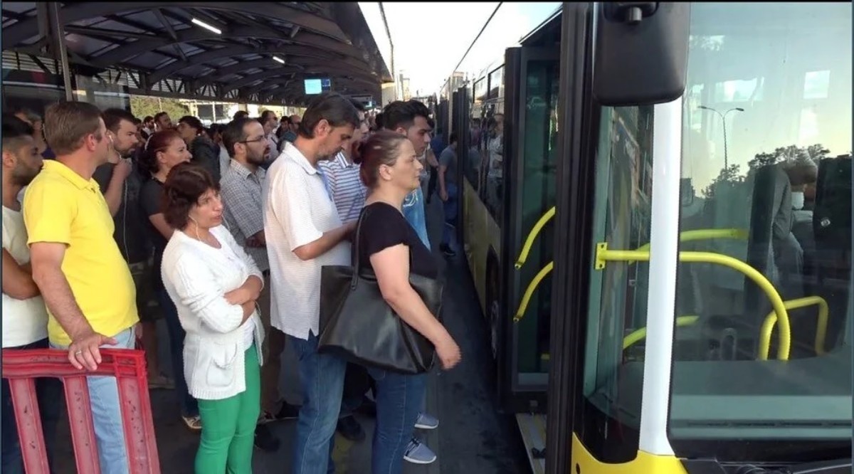 Metrobüste her zaman oturarak gitmek için tüyo