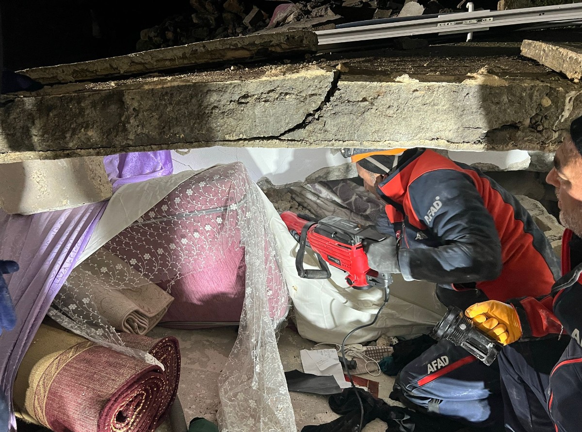 Şanlıurfa da bina yıkıldı