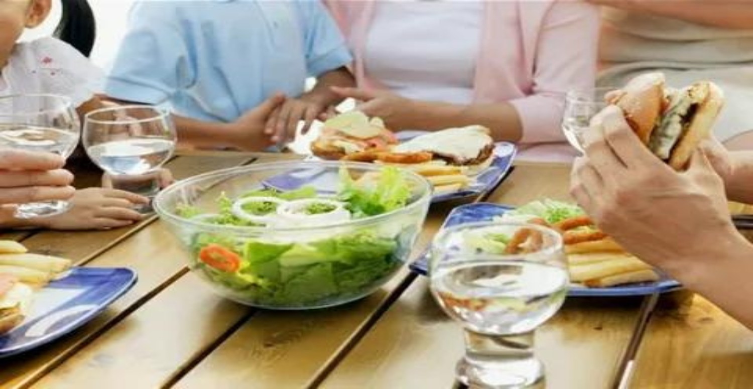 yemek yerken su içmek