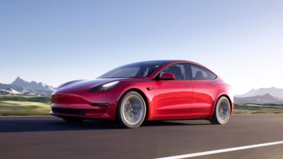2025 Tesla Model 3 Performance modelinin özellikleri ortaya çıktı