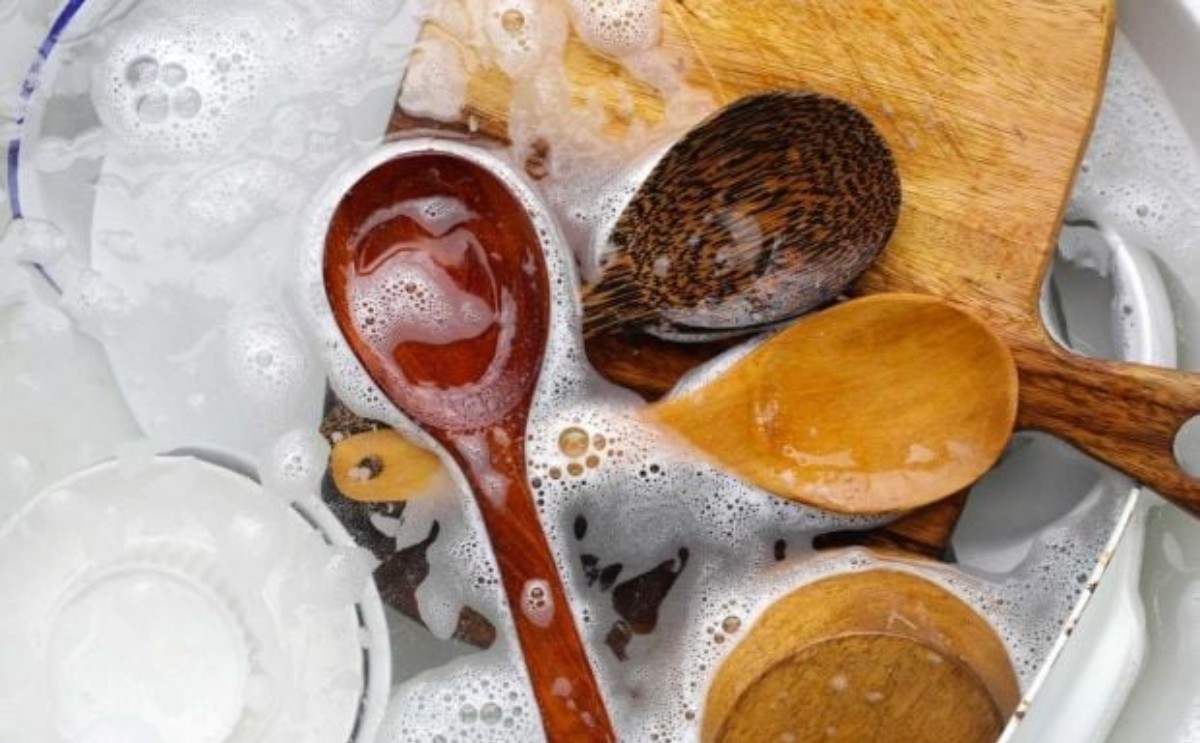 Tahta kaşığı temizlemenin kolay yolu