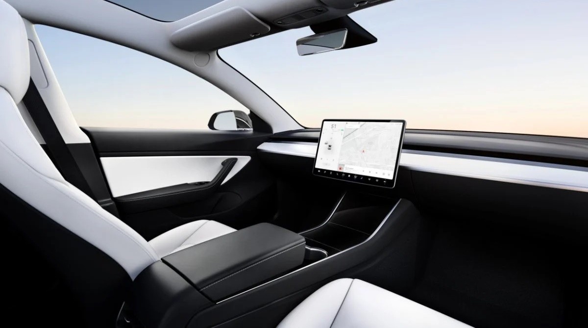 Elon Musk Tela Robotaxi müjdesini verdi