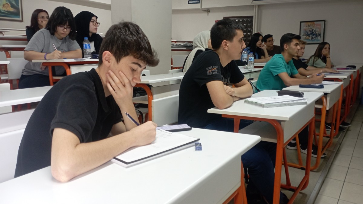 HİBRİT EĞİTİM DEVRİ BAŞLIYOR ÖĞRENCİLERİN YÜZÜNÜ GÜLDÜREN YENİ SİSTEM!