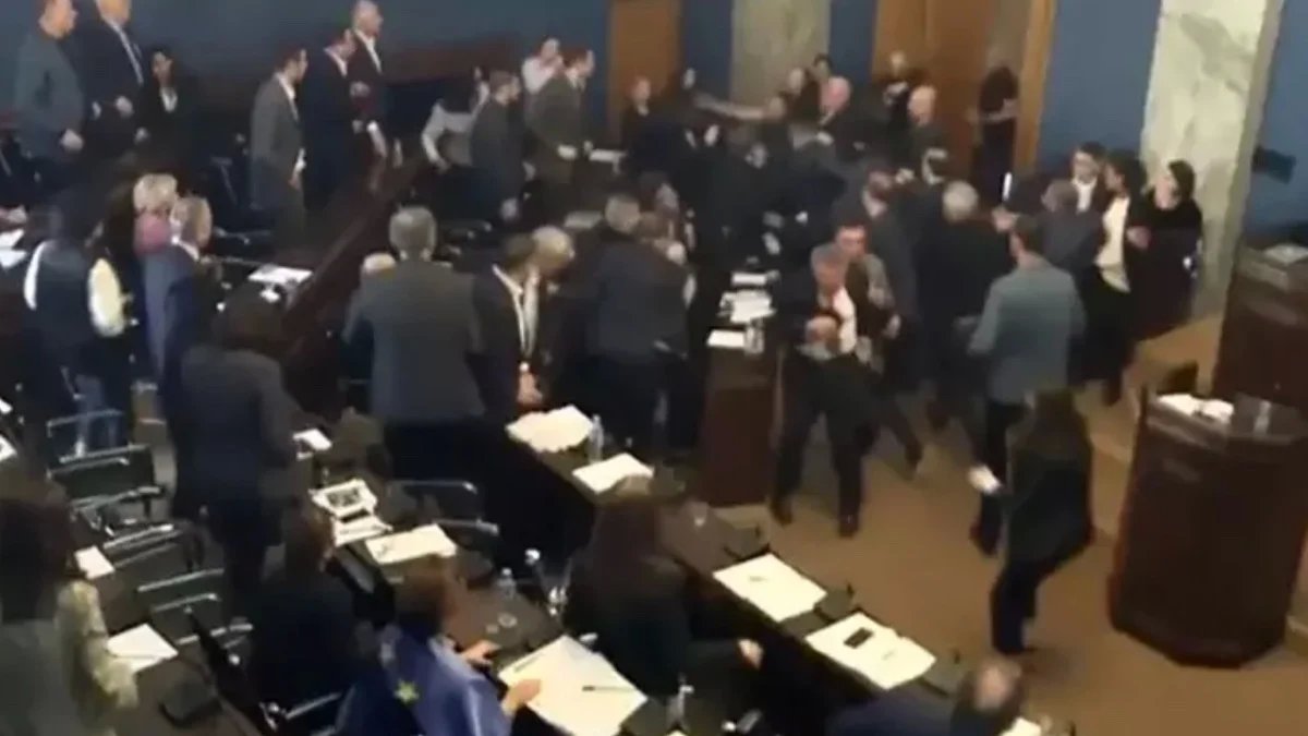 Mecliste yumruklar havada uçuştu: Muhalefet ve iktidar üyeleri birbirine girdi