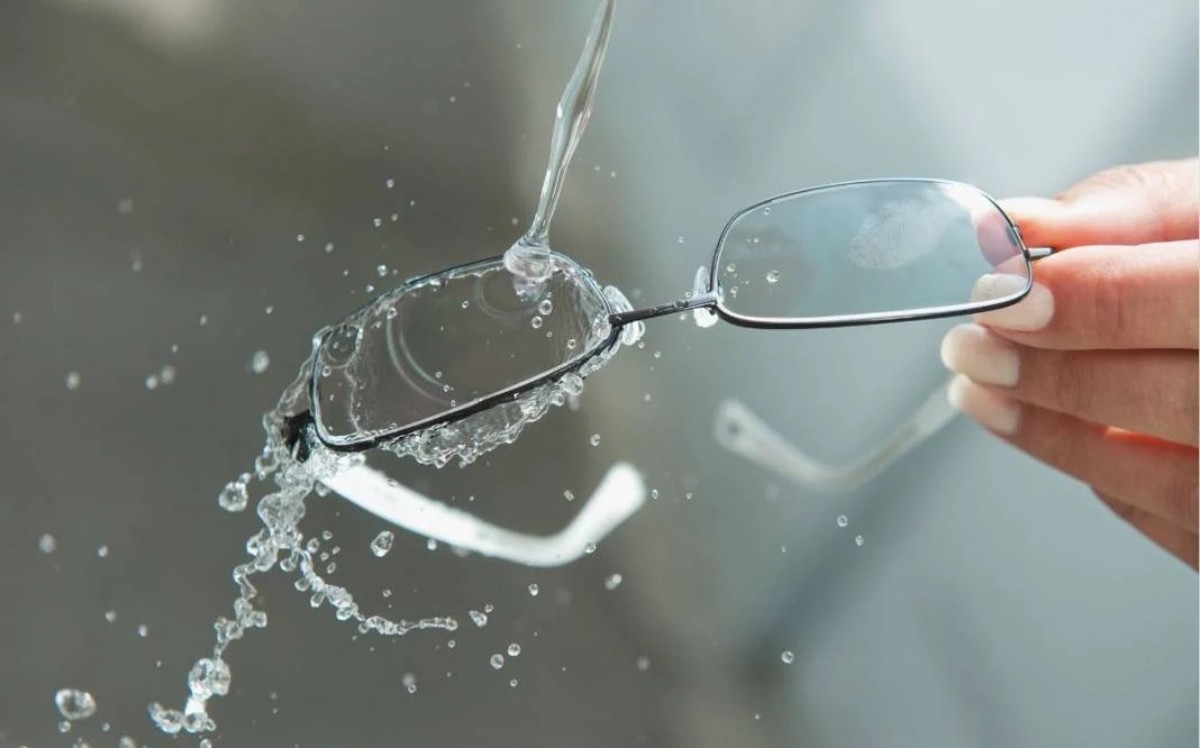 Gözlük camını anında parlatıyor