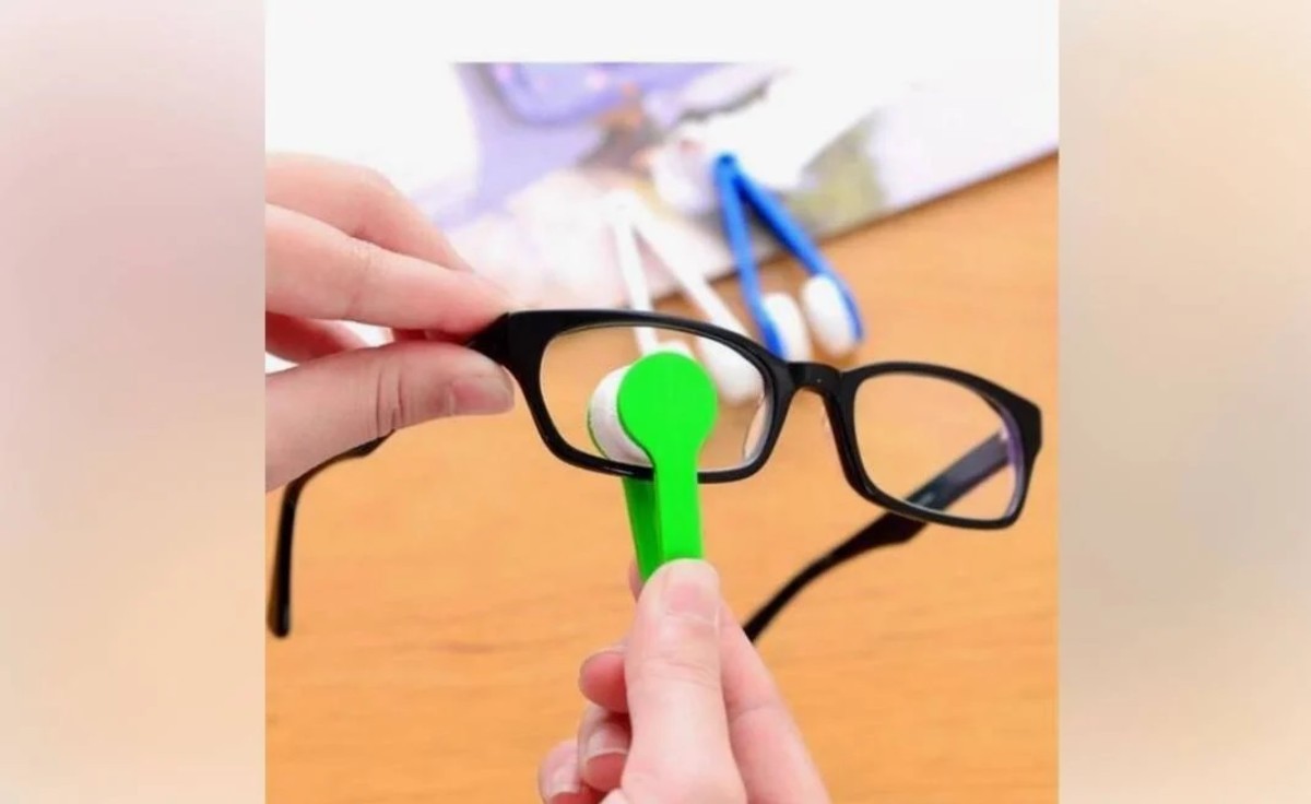 Gözlük camını anında parlatıyor