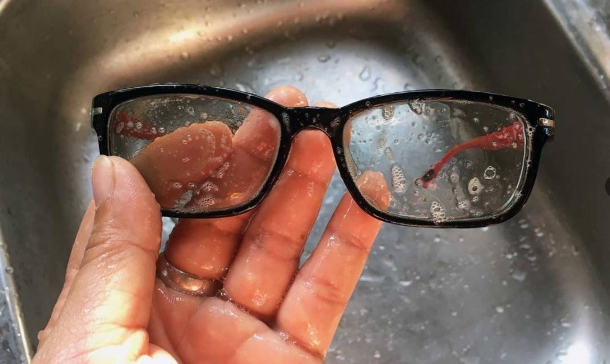 Gözlük camını anında parlatıyor