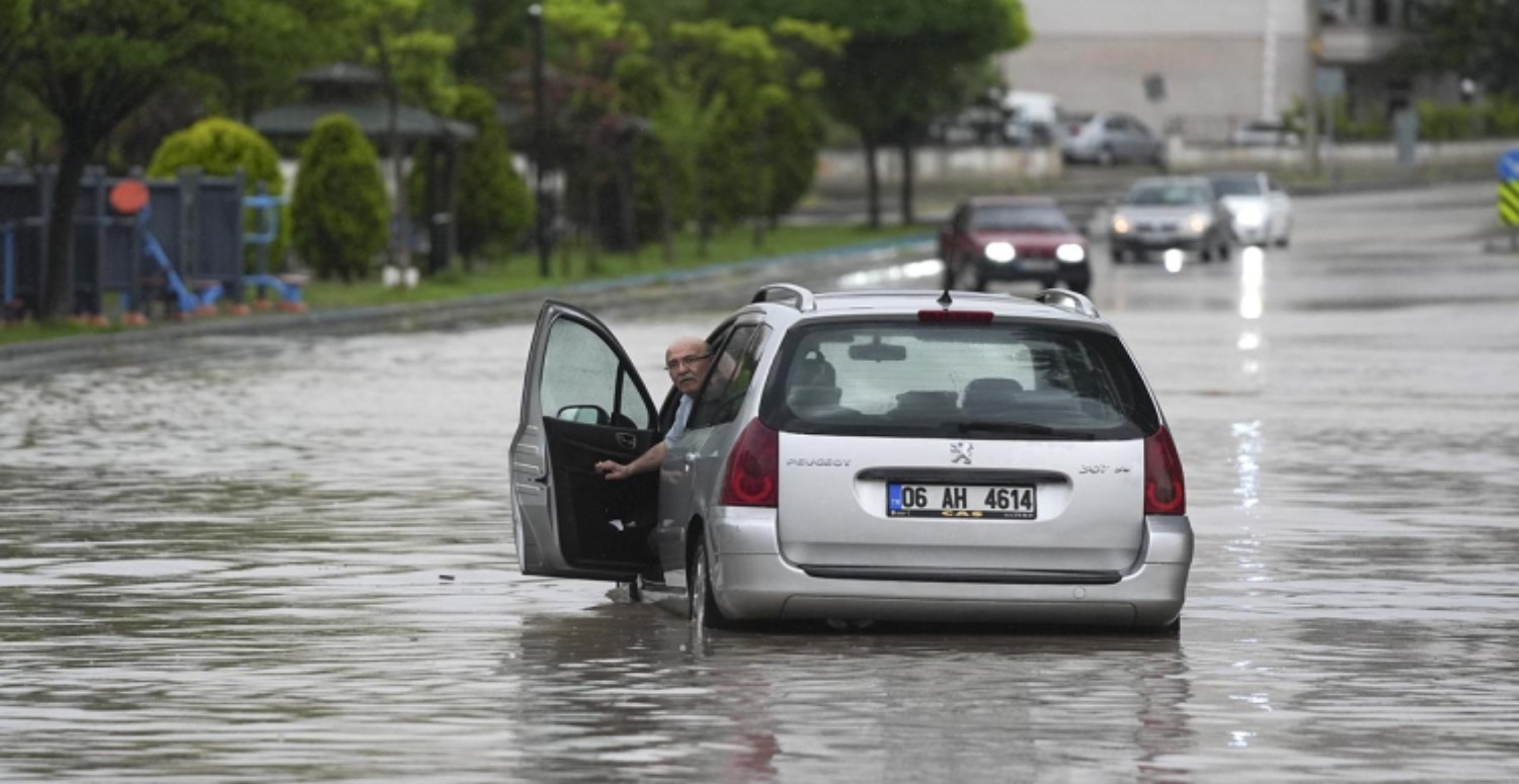 Ankara yine sular altında kaldı: Şiddetli sağanak sele neden oldu