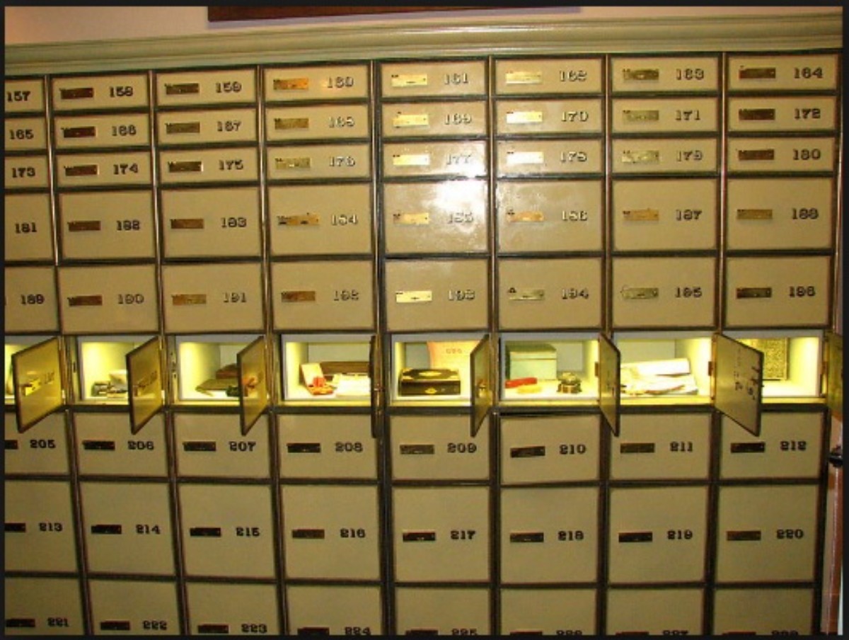 Parasını çeken koşa koşa ona yatırıyor