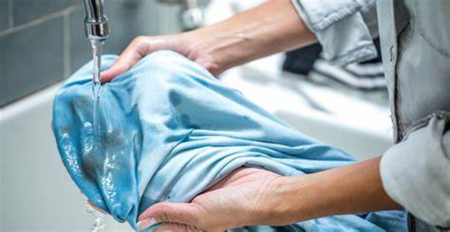 Yağ lekelerini 2 dakikada söküp alıyor! Pahalı deterjanlar kullanmaya son