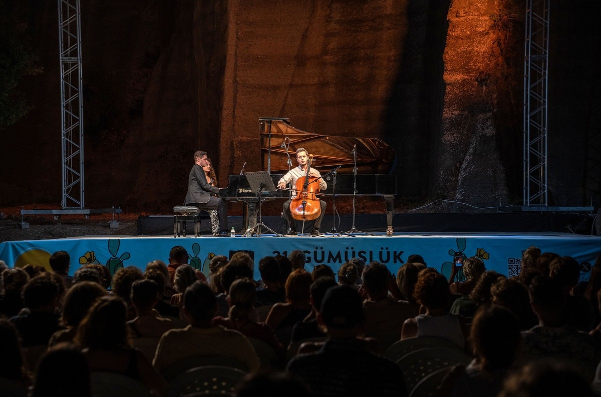 21. Gümüşlük Müzik Festivali kapsamında çellist Poyraz Baltacıgil ile piyanist ve besteci Cem Esen...