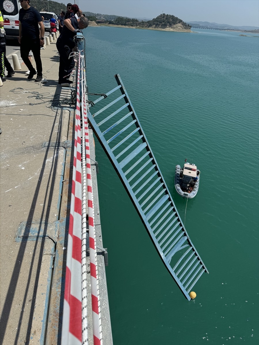 Adana'nın merkez Çukurova ilçesinde, köprüden baraj gölüne düşen otomobilde oldukları...